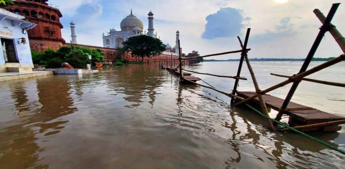 Inundaciones alcanzan los muros exteriores del Taj Mahal tras alarmante crecida del río Yamuna