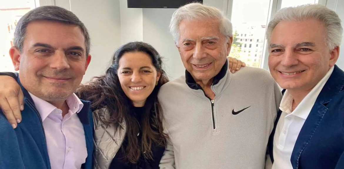 Vargas Llosa sale del hospital tras recuperarse del covid
