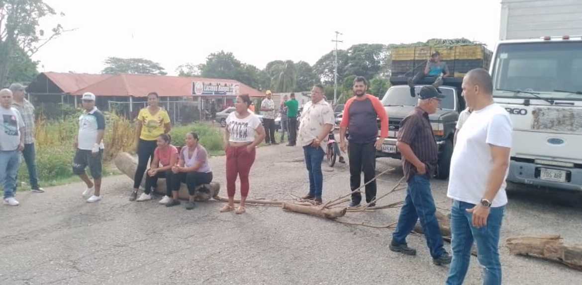 Residentes de Valmore Rodríguez trancan nuevamente la carretera San Pedro – Lagunillas por los racionamientos eléctricos