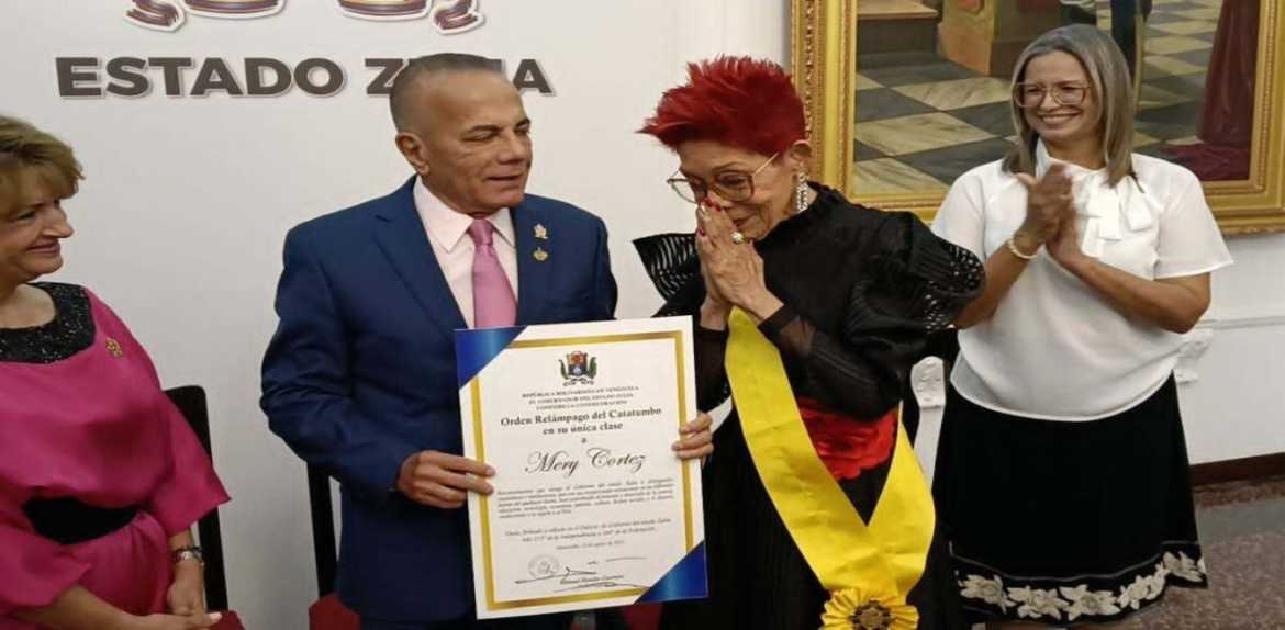 Mery Cortez es galardonada con la Orden Relámpago del Catatumbo