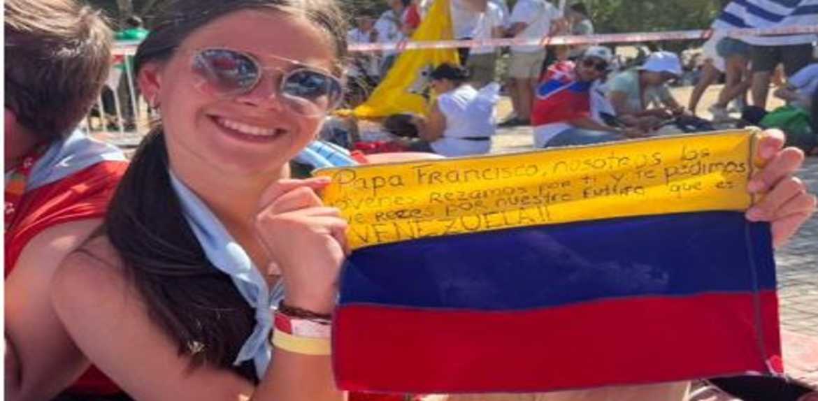 “Te pedimos que reces por nuestro futuro, que es Venezuela”: La bandera que una zuliana le entregó al Papa Francisco