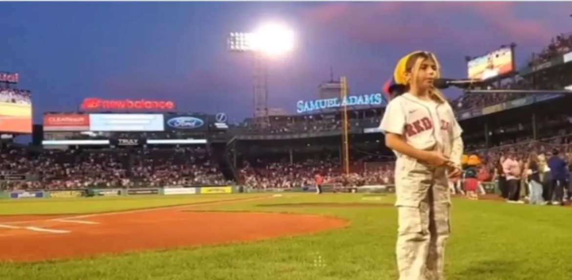 La MLB celebra el Mes de la Herencia Hispana con el canto de la venezolana Kiana Angulo
