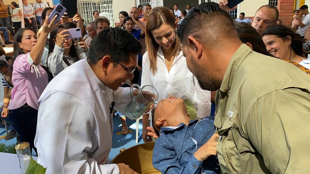 Fundanis realizó bautizo colectivo a los niños, niñas y adolescentes de 12 parroquias marabinas