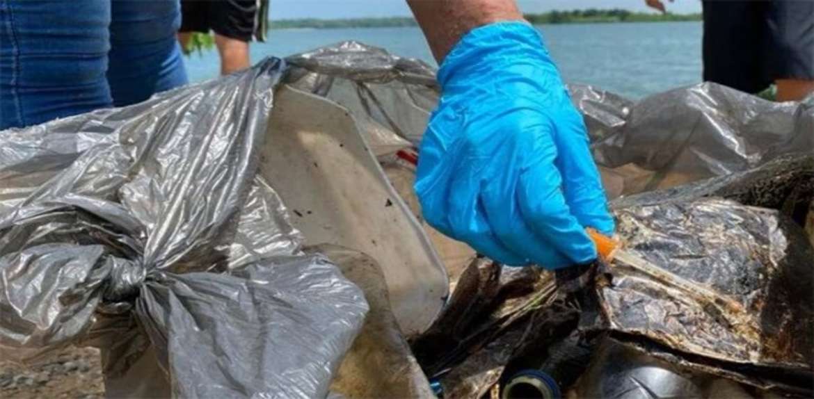 Extraen desechos impregnados de petróleo de las orillas del Lago de Maracaibo