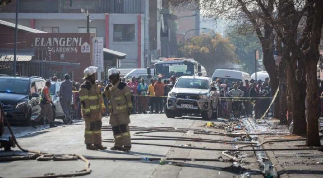 Suben a 77 los muertos en el incendio de un edificio en Johannesburgo