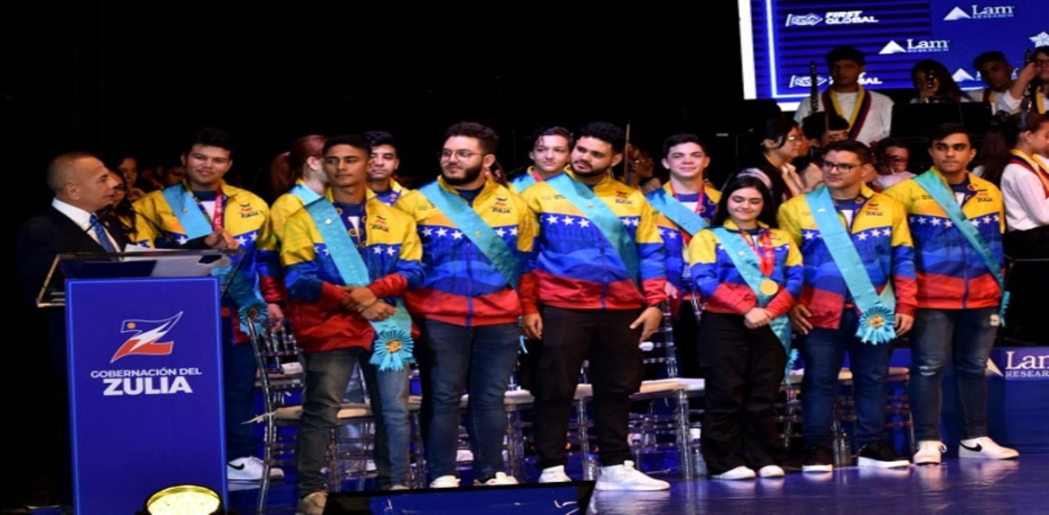 Rosales decreta Día de Júbilo e impone Orden Lago de Maracaibo a campeones del Mundial de Robótica