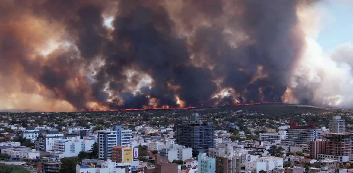 Ante el avance del fuego evacúan viviendas en San Antonio de Arredondo en Argentina
