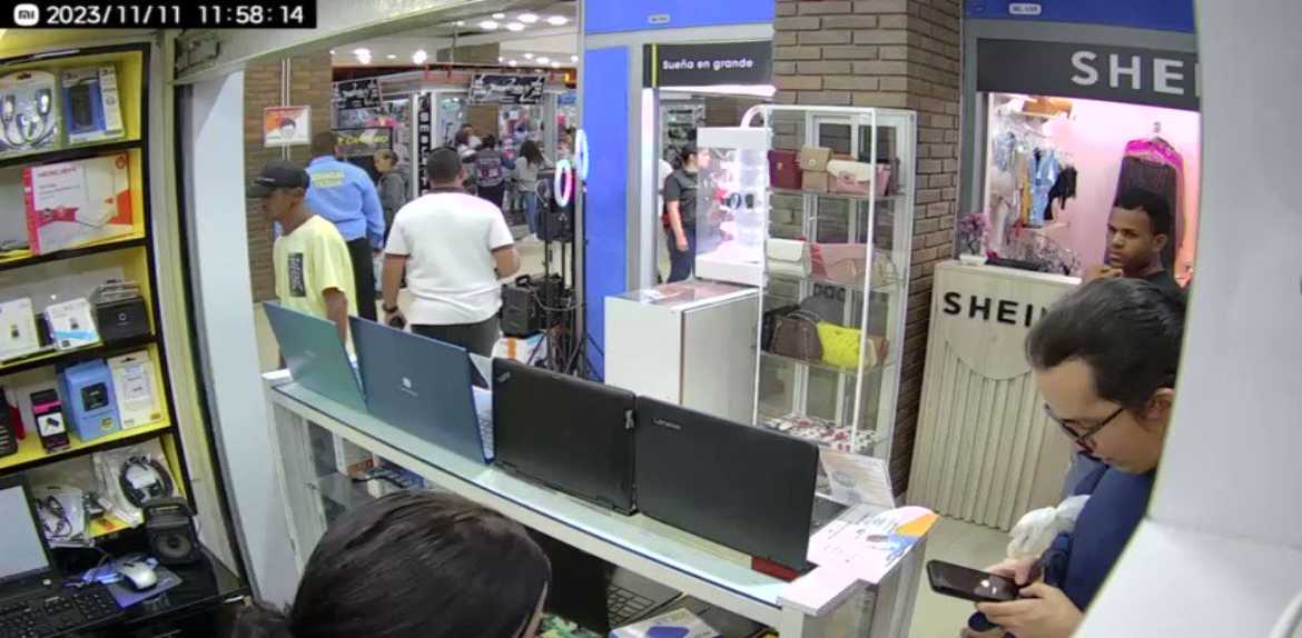 Así robaron dos sujetos una laptop en el Centro Comercial Gran Bazar de Maracaibo