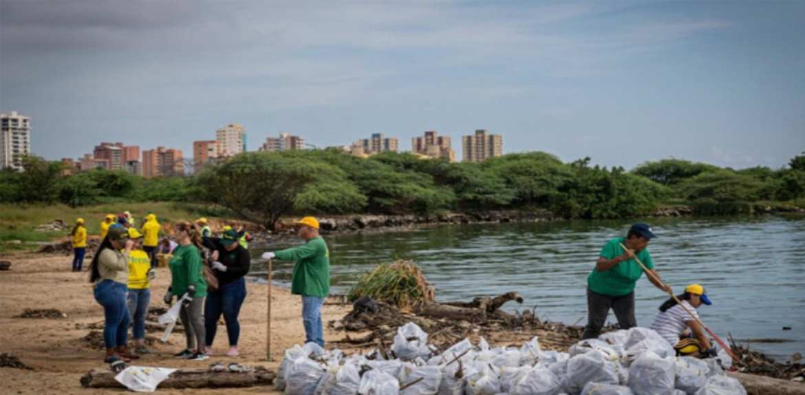 Retiran 213 toneladas de desechos plásticos de las orillas del Lago de Maracaibo