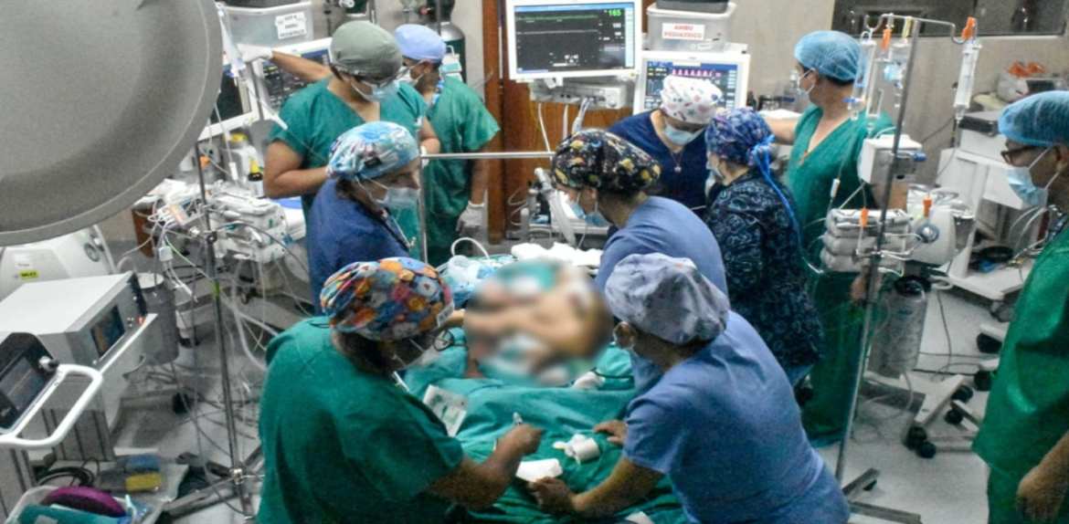 Gemelos siameses unidos por el vientre fueron operados con éxito en un hospital de Lima