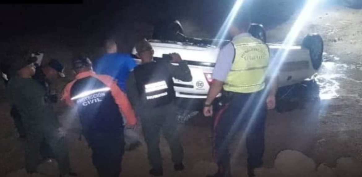 Tres fallecidos y un herido tras caer un taxi al río Zulia