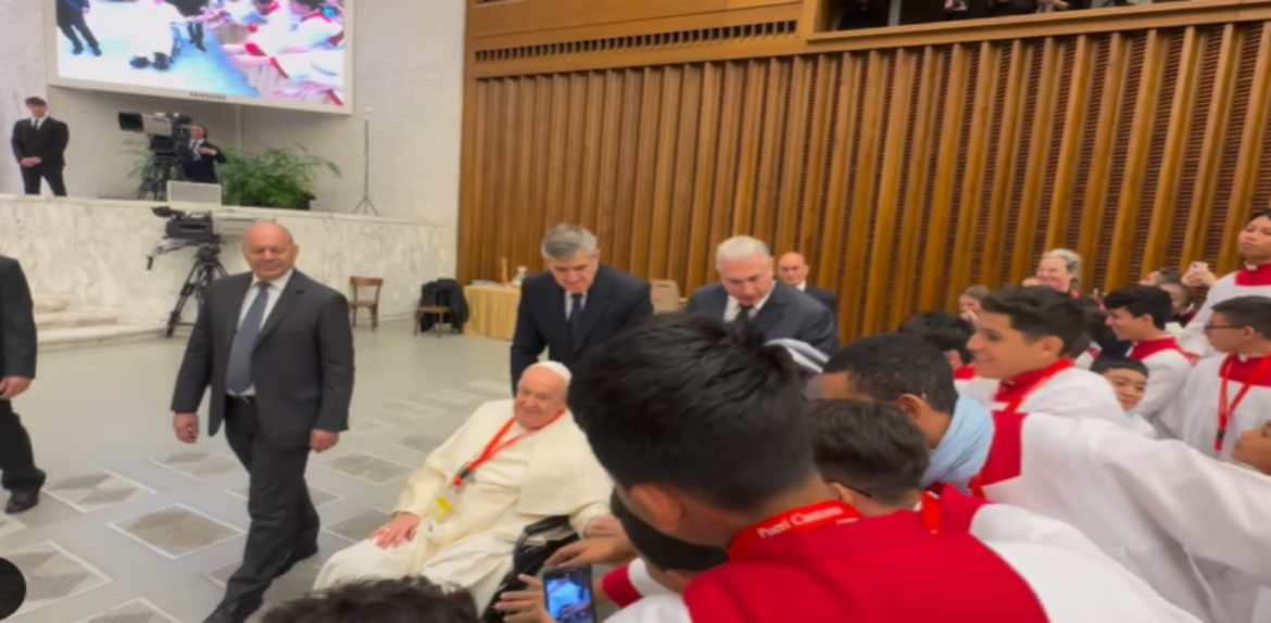 El papa Francisco saludó y estrechó la mano a los Niños Cantores de Zulia