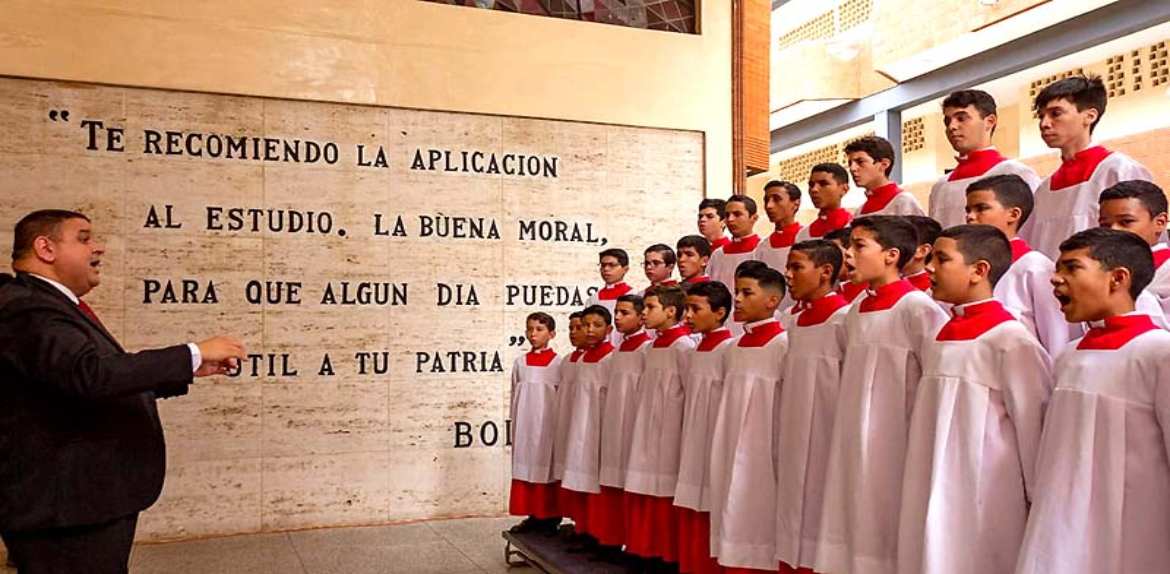 Papa Francisco saluda al Coro de los Niños Cantores del Zulia