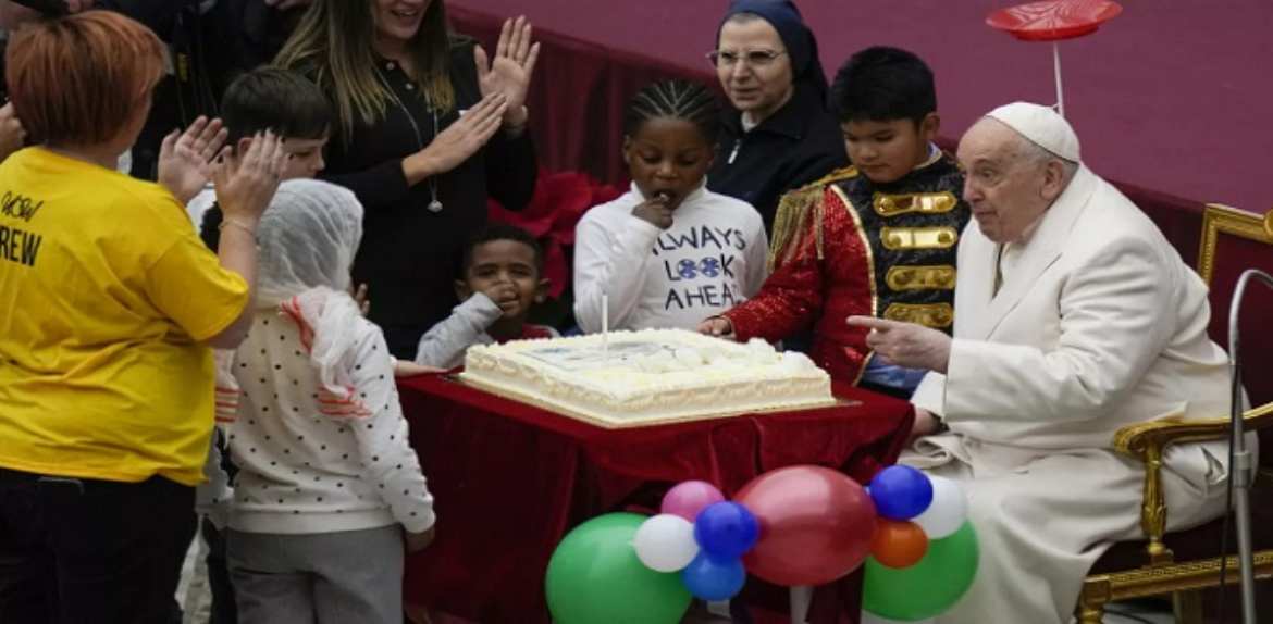 El Papa celebra su cumpleaños con fiesta circense y rodeado de niños