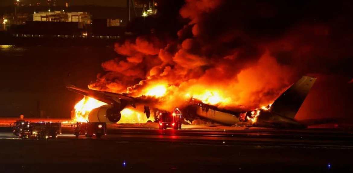 Cinco personas mueren en choque de dos aviones en Tokio