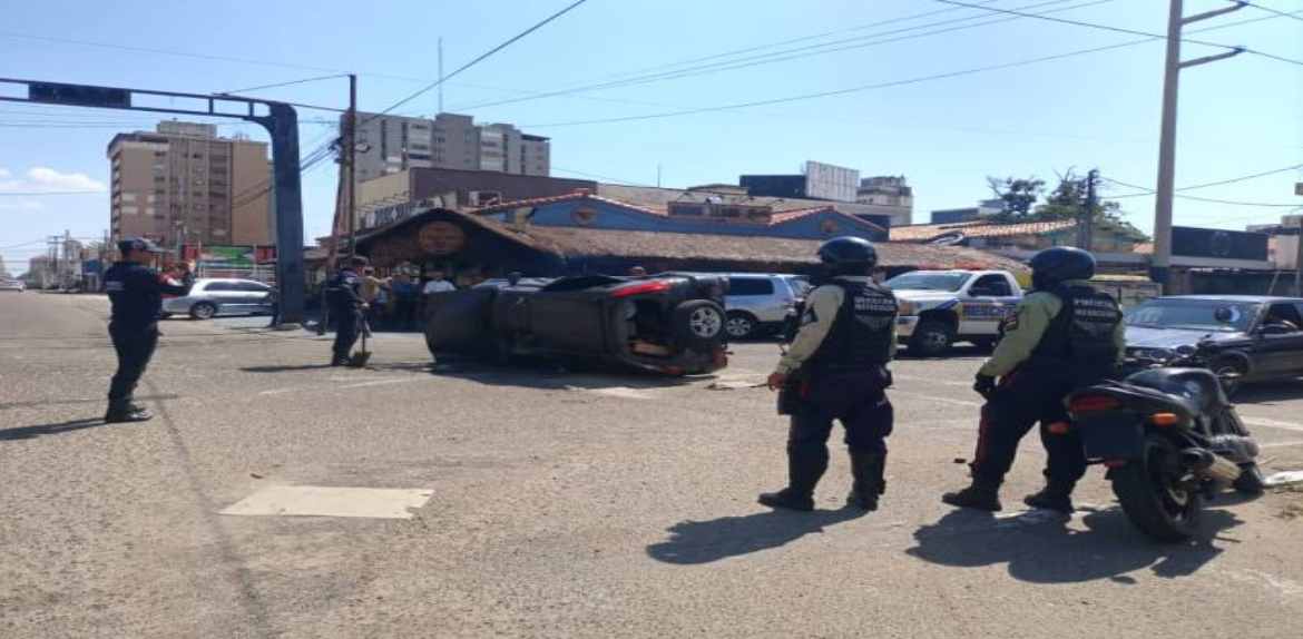 iLas autoridades deben actuar! Vehículo se voltea por venir en sentido contrario en Maracaibo