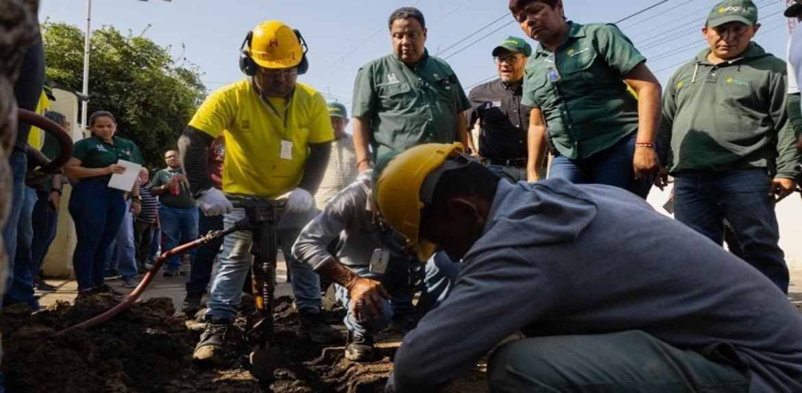 Alcaldía de Maracaibo realiza trabajos de reparación de fuga de gas en callejón San Jaime de Altos de Jalisco