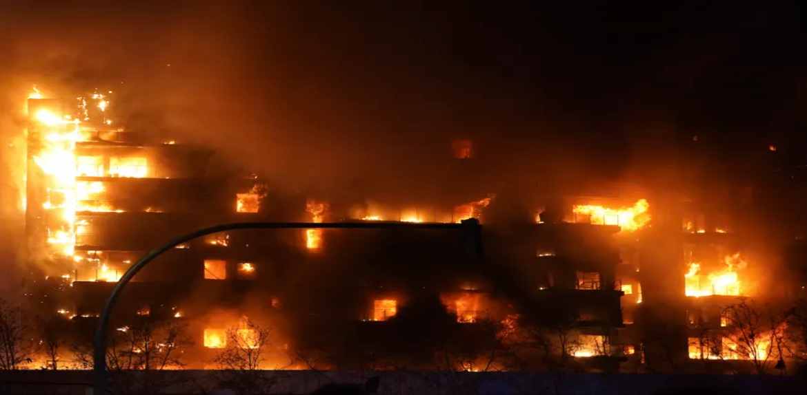 España: incendio en 2 edificios residenciales deja al menos 4 muertos y 19 desaparecidos