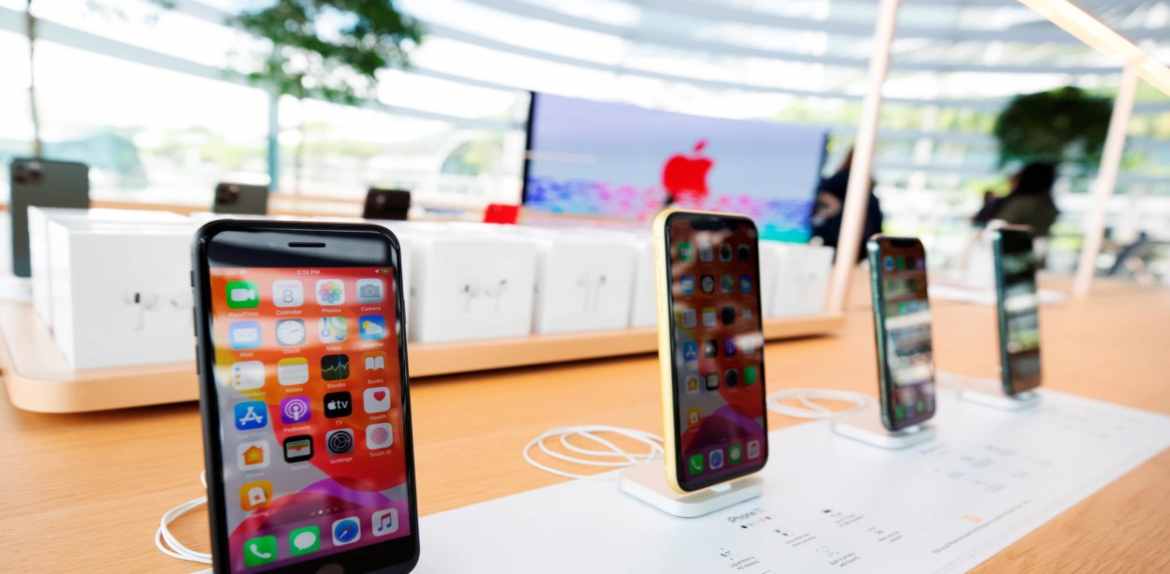 Roba decenas de iPhones en una tienda de Apple y sale como si nada pasando delante de la Policía