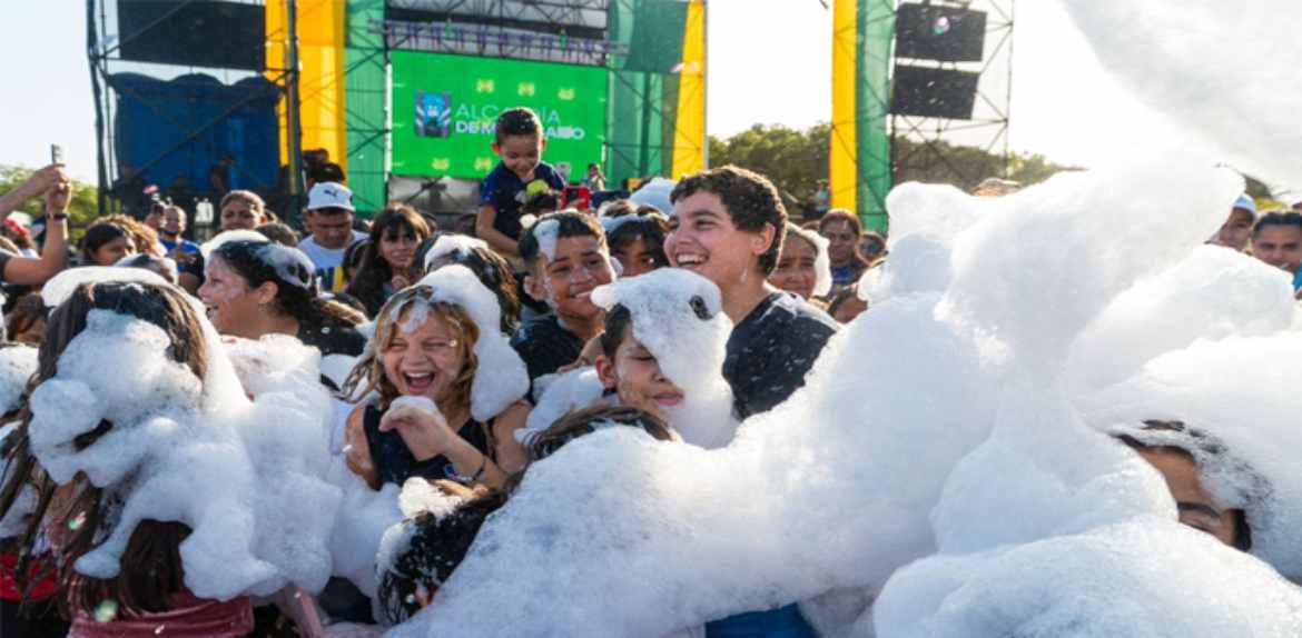 Niños de Maracaibo disfrutan por segundo año consecutivo de la fiesta de espuma en los carnavales 2024