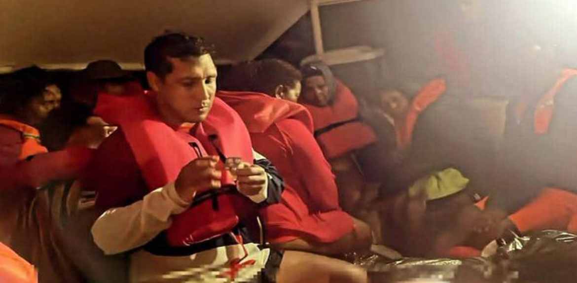 Rescatan a 40 personas tras naufragio de catamarán que se partió en dos en Margarita