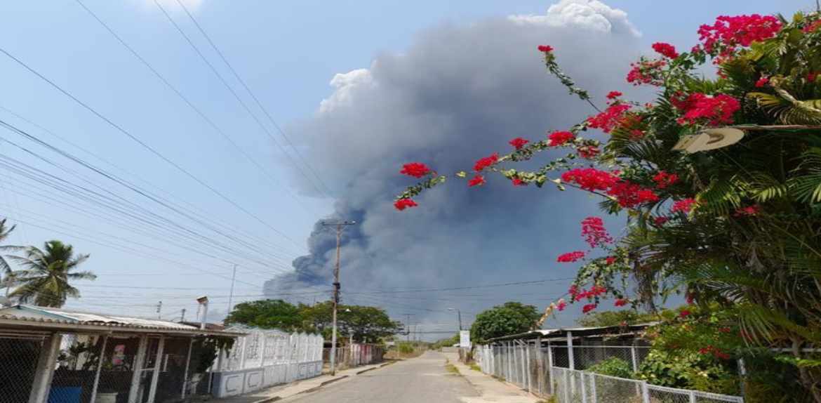 En Bachaquero esperan apoyo desde Maracaibo para sofocar el incendio en los pozos petroleros