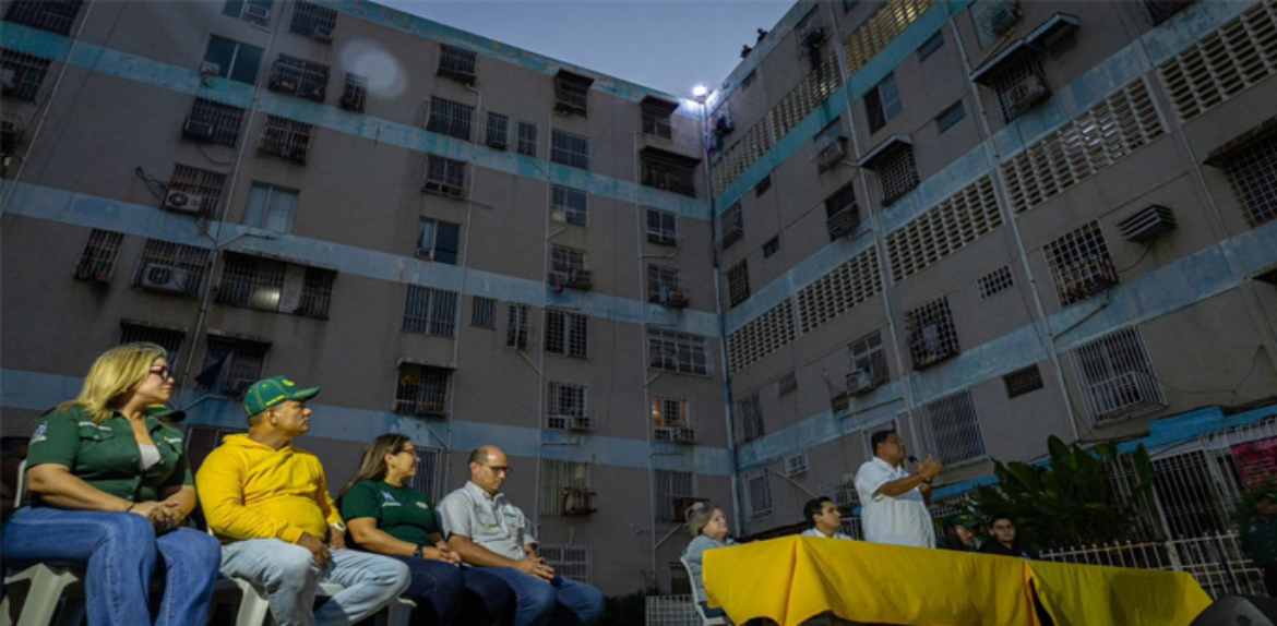 Alcaldía de Maracaibo lleva impermeabilización al Conjunto Residencial El Trébol