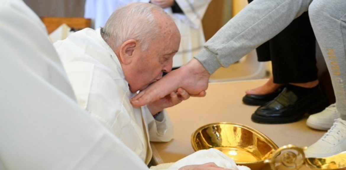 El papa Francisco rompe con la tradición: lava los pies solo a mujeres en el ritual anual