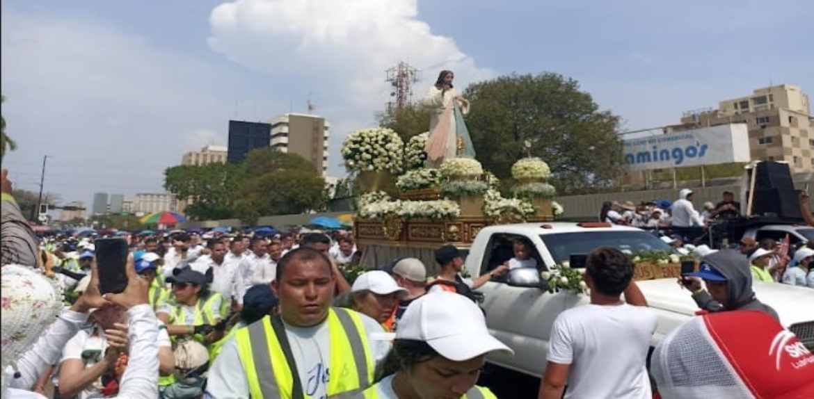 Miles de feligreses caminaron junto a Jesús de la Divina Misericordia en Maracaibo