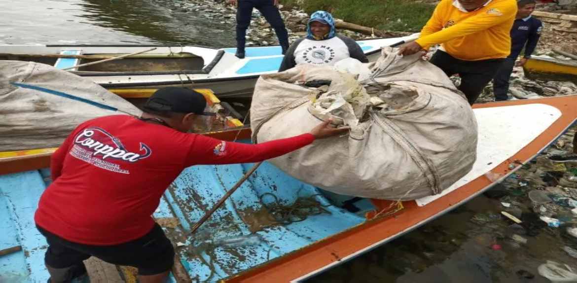 13 toneladas de desechos recolectadas del Lago de Maracaibo
