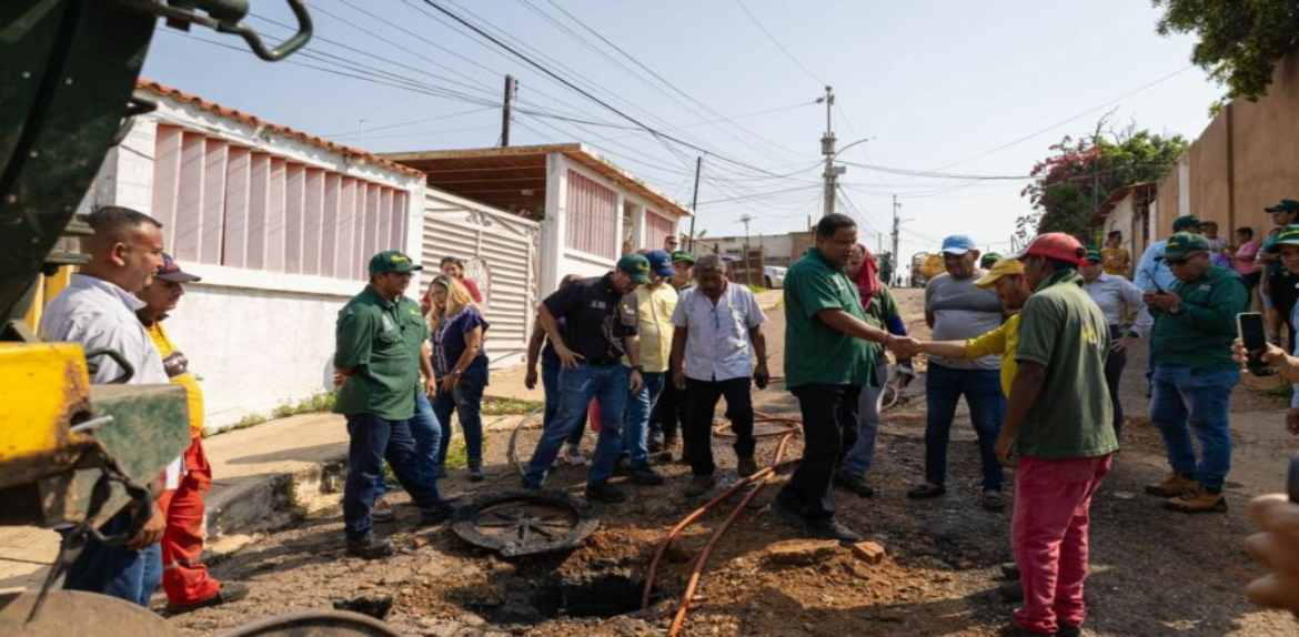 Alcaldía de Maracaibo inició trabajos de limpieza y destape de colectores en Amparo