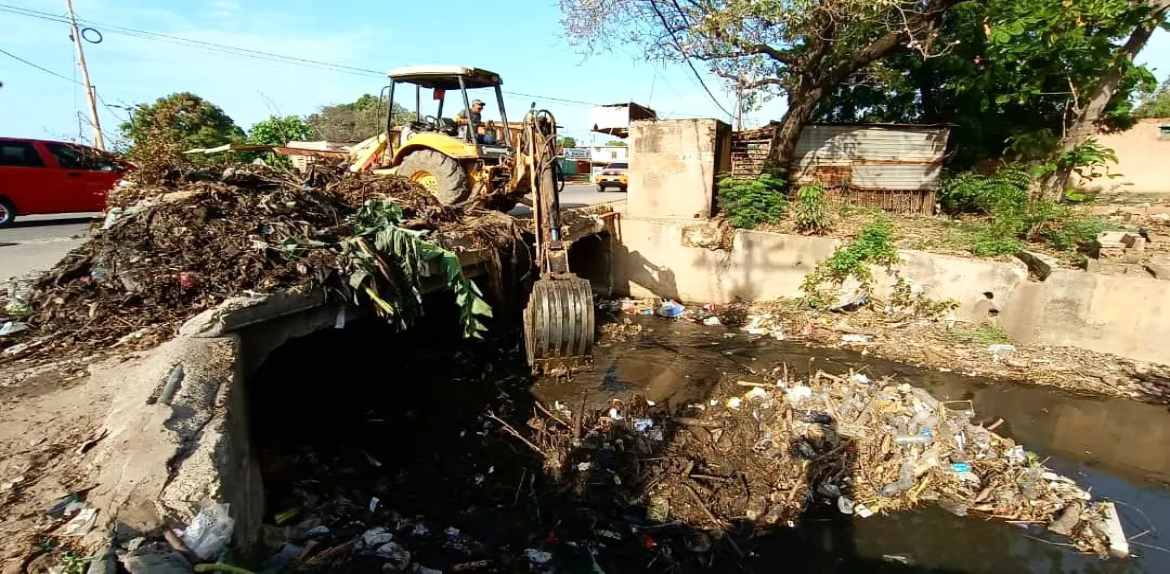 Gobierno nacional recolecta basura de cañadas tras lluvias en Maracaibo