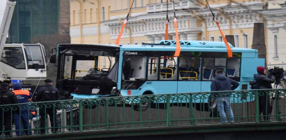 Rusia: siete muertos causó la caída de un bus en un río