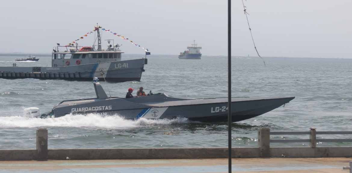 Guardacostas de la Armada y Policía Acuática se despliega en búsqueda de aeronave siniestrada