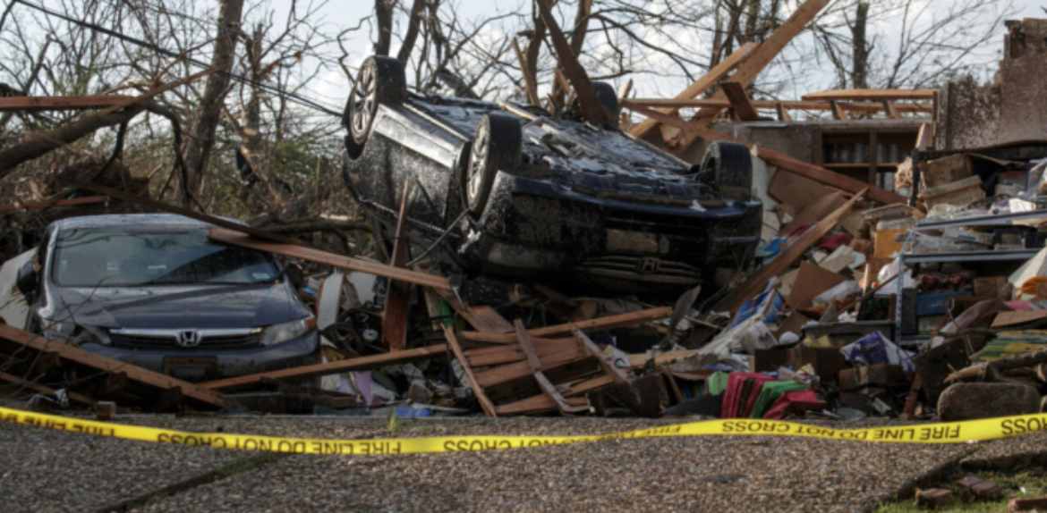 Kentucky declara estado de emergencia y tormentas dejan 19 muertos en centro-sur de EE.UU