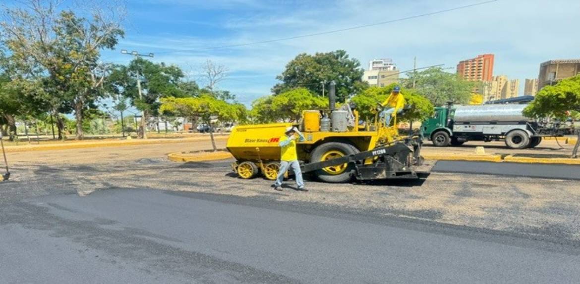 Gobernación inicia reasfaltado en vías de acceso y estacionamiento del Parque La Marina