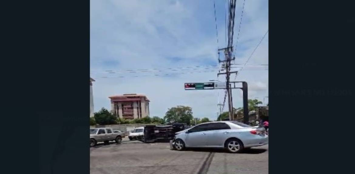 Reportan choque y vuelco de un vehículo en el semáforo del Naranjal en Maracaibo