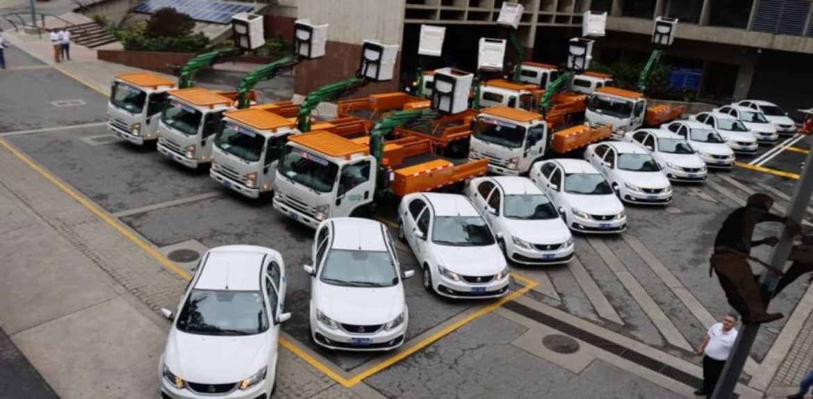 Entregan camiones cestas y vehículos para reforzar Sistema Eléctrico Nacional