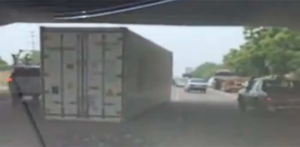 Una gandola colisiona contra el Puente Pomona y desprende su carga en plena vía