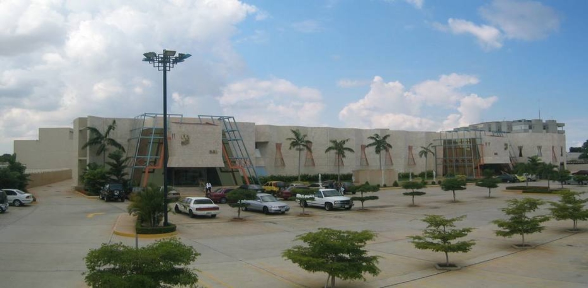 Centros comerciales no abrirán en Maracaibo este martes