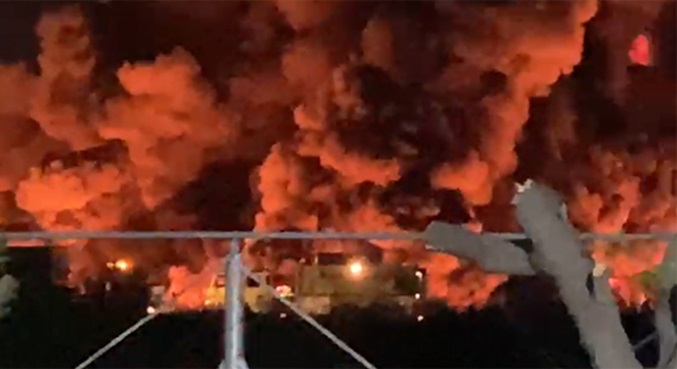 Persiste incendio en tanque de Pdvsa en Cabimas