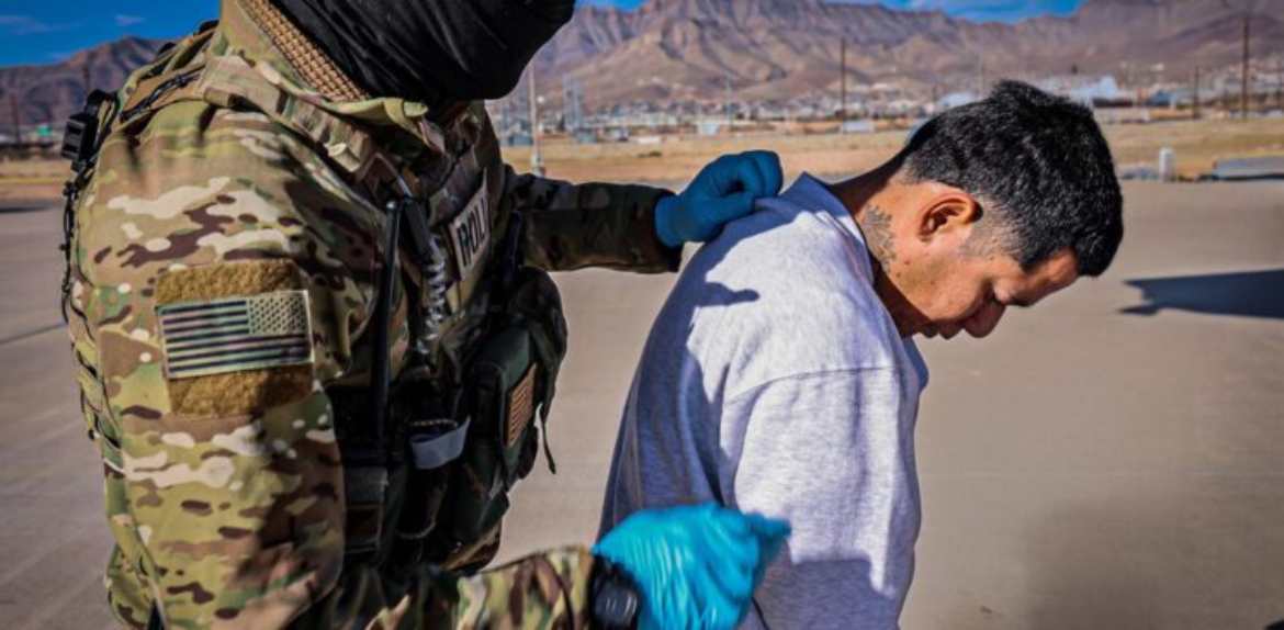 Envían a Guantánamo segundo grupo de delincuentes, incluidos miembros del Tren de Aragua