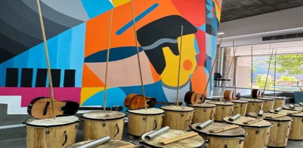 La Fundación Nacional de la Gaita entrega kits de instrumentos gaiteros