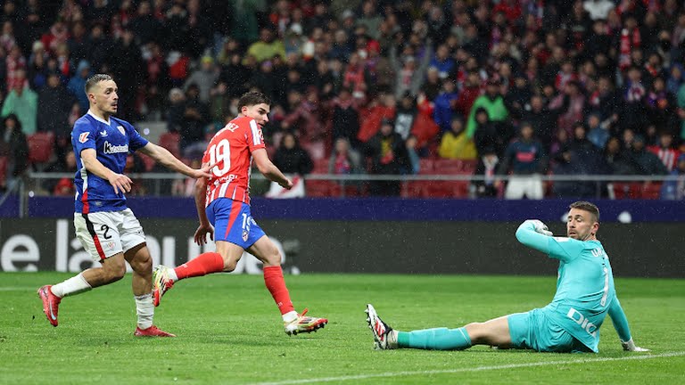 Julián Álvarez mete gol y Atlético gana 1-0 a Bilbao para asaltar la punta