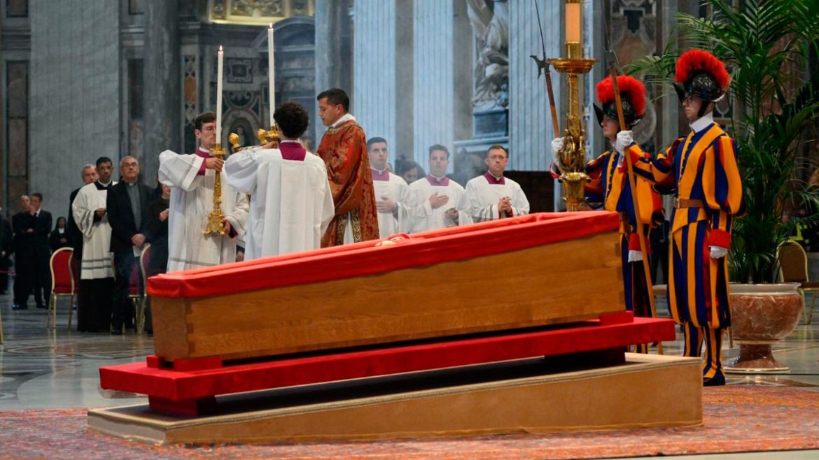 Más de 128 mil personas han pasado por la capilla ardiente del papa Francisco