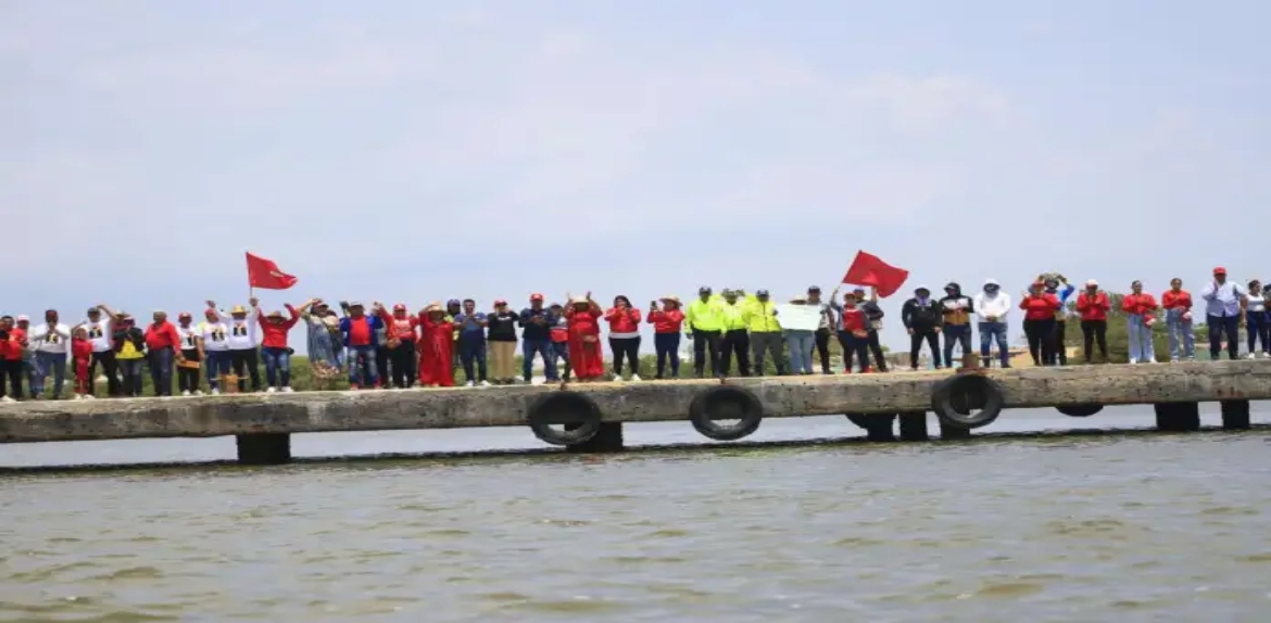 Construyen muelle de interconexión lacustre en Mara