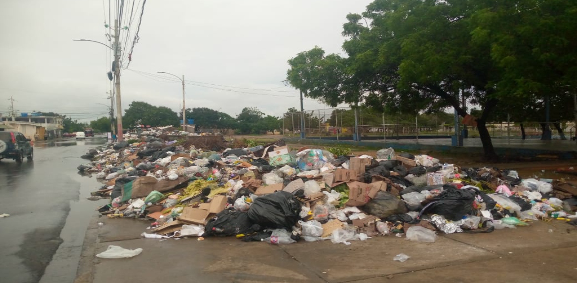 San Jacinto sigue inundada de basura