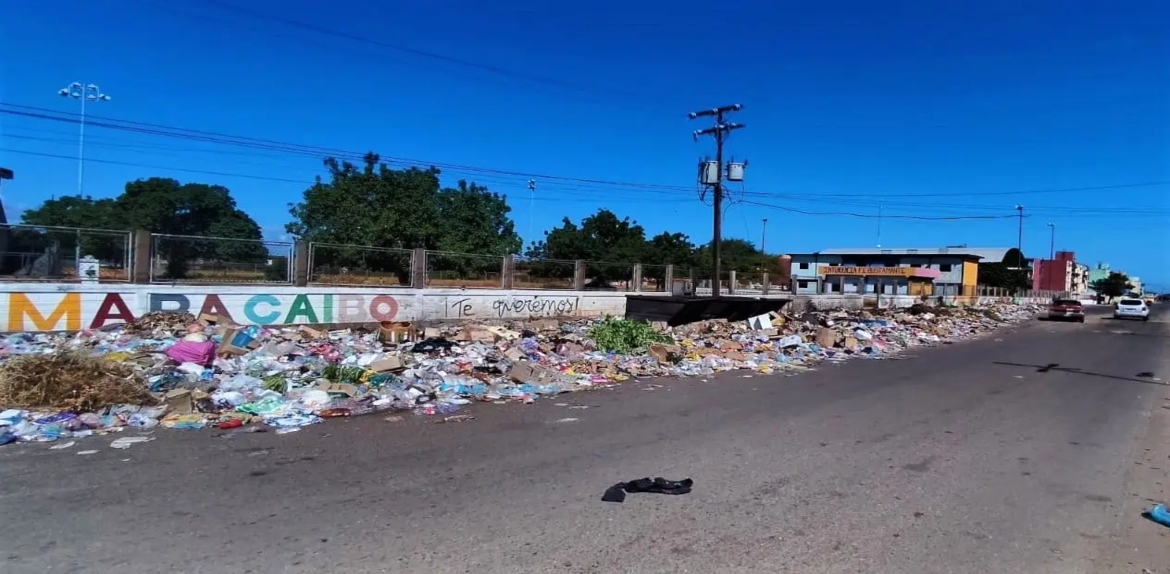 La calle 94 se inunda de basura en el oeste de Maracaibo