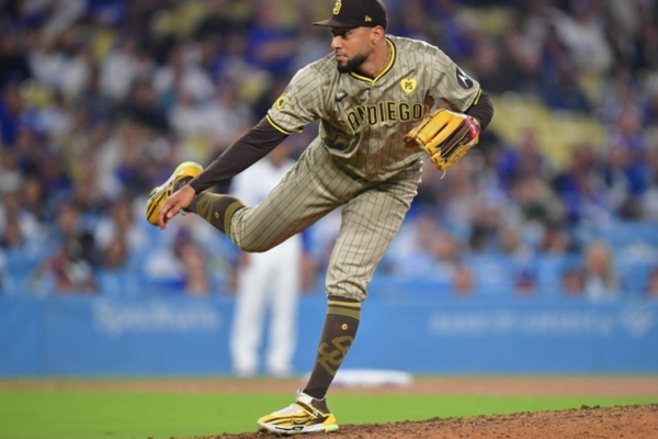 El venezolano Robert Suárez a ritmo de récords con Padres de San Diego