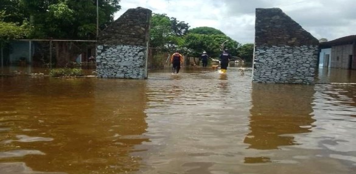 Autoridades venezolanas distribuyen ayuda en zonas afectadas por lluvias